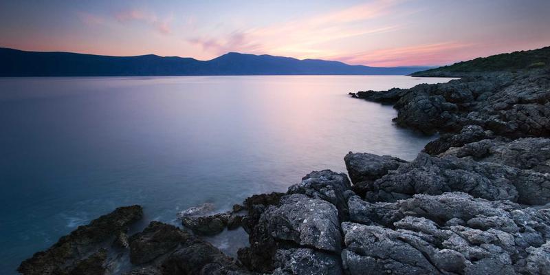 从股票投资分析视角解读：加密货币永续合约资金费率极端化下的反向交易策略